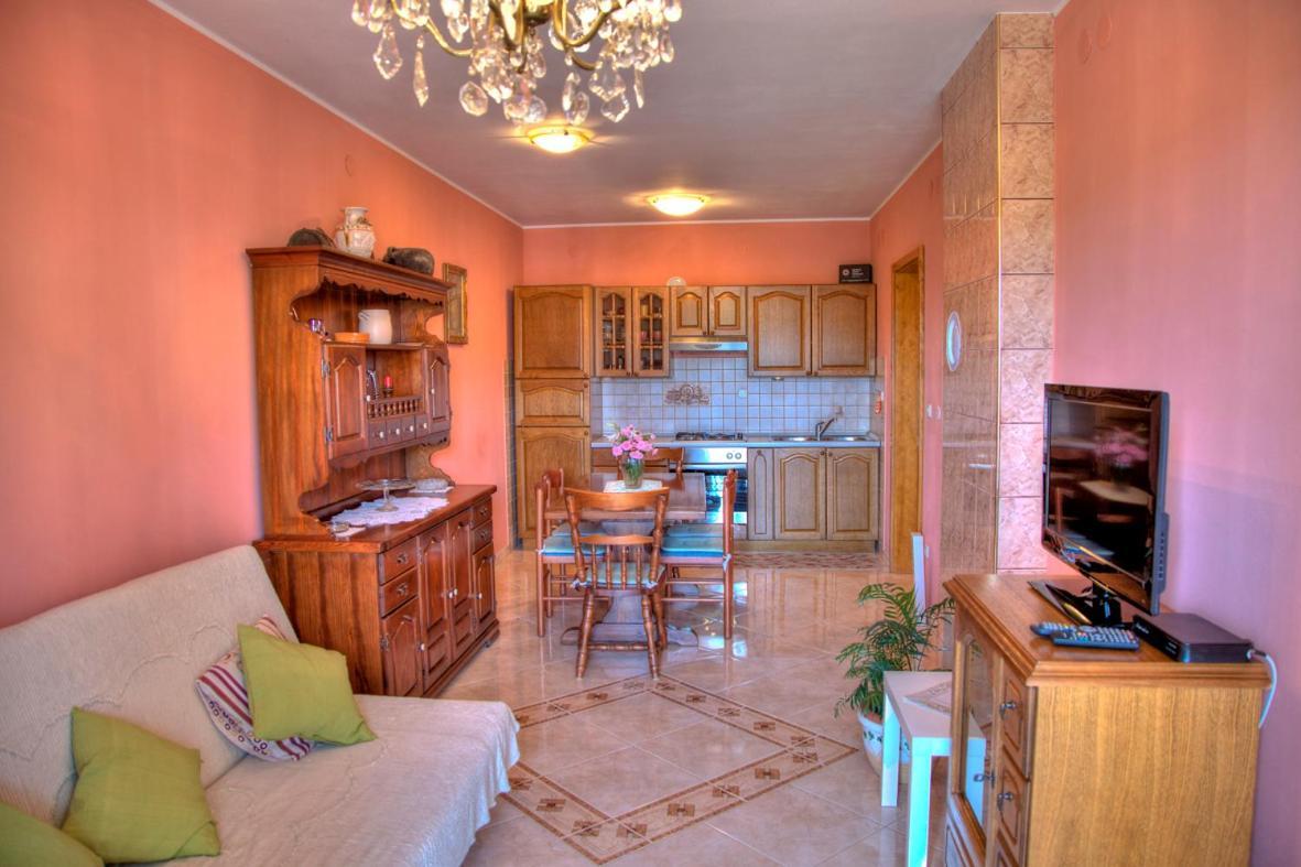 Comfortable Apartments In Peroj Near The Sea Bagian luar foto