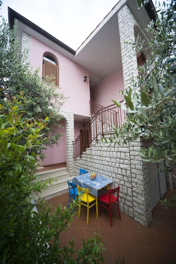 Comfortable Apartments In Peroj Near The Sea Bagian luar foto