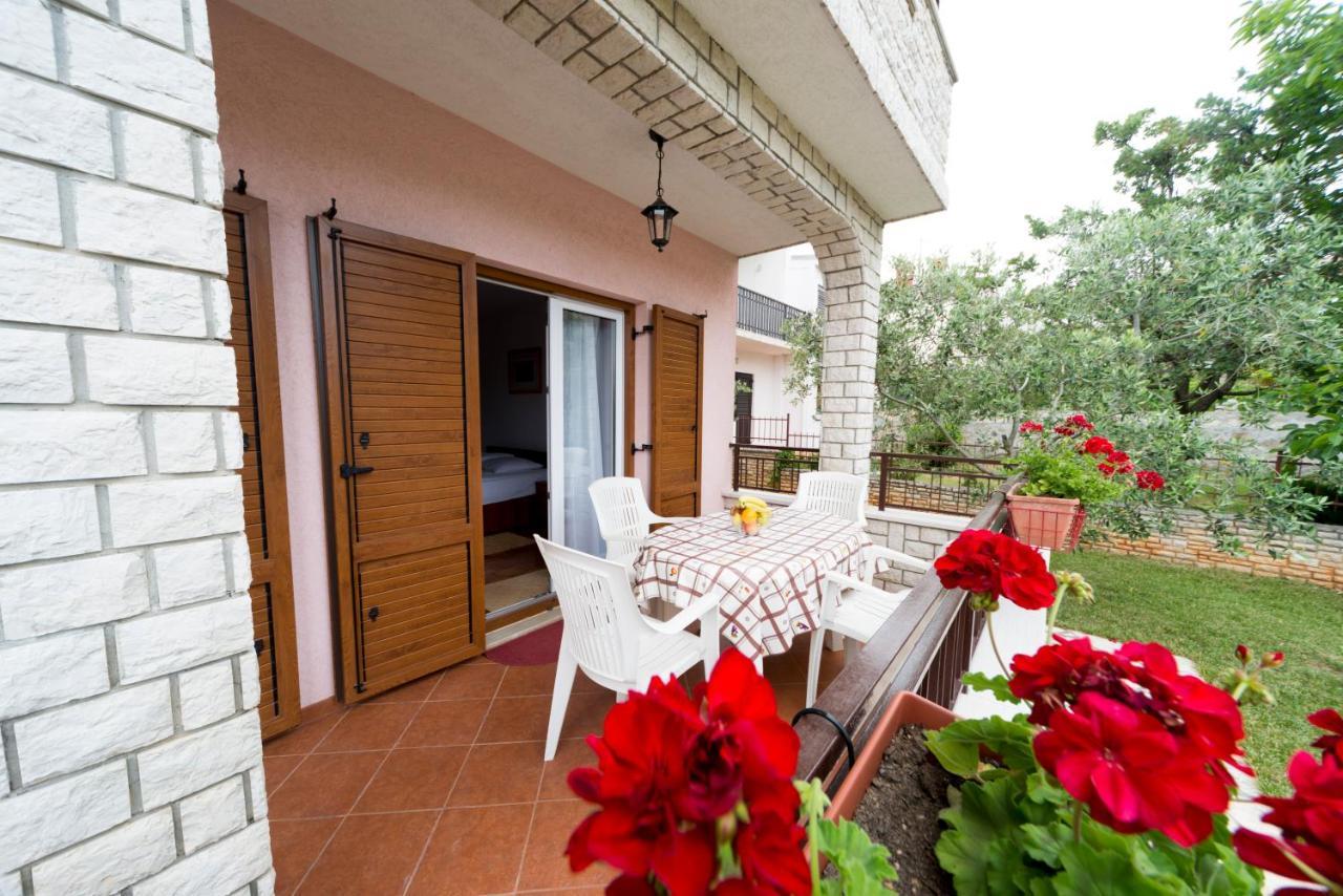 Comfortable Apartments In Peroj Near The Sea Bagian luar foto